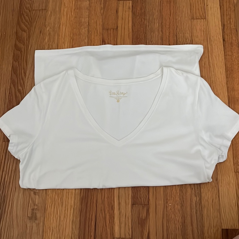 Lilly Pulitzer bright white stretch v-neck tshirt size M